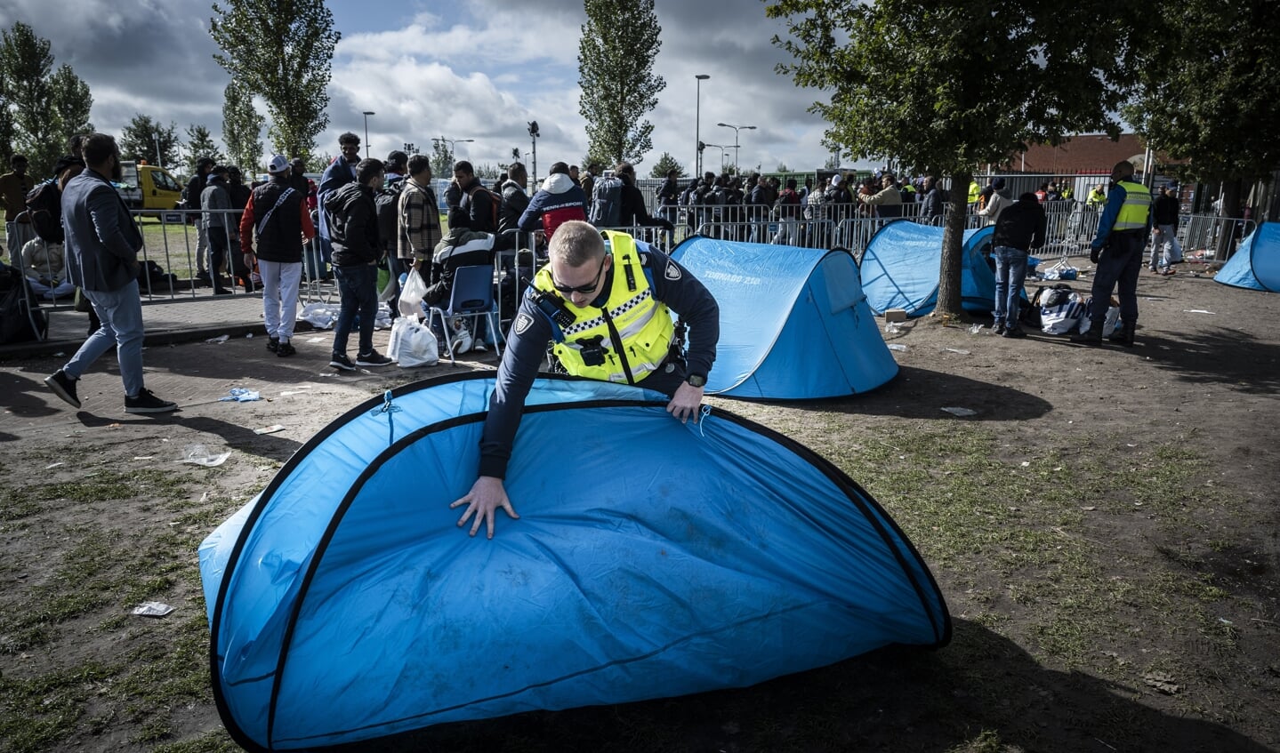 Tentjes die door hulporganisaties zijn uitgedeeld, worden door Handhaving verwijderd.