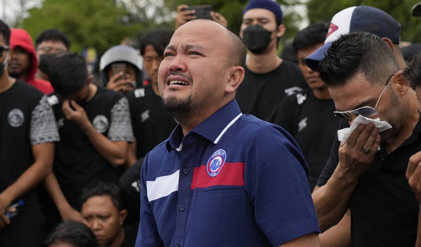 Muhammad Ali Rifky, de manager van FC Arema, tijdens een herdenking voor de fans die verdrukt raakten in de stampede.