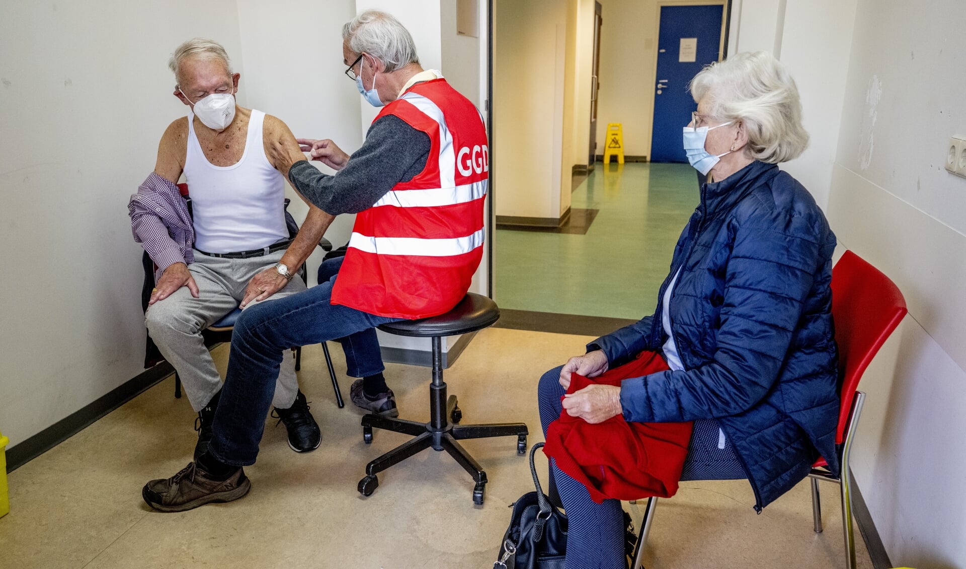 Ouderen halen de herhaalprik tegen corona. 'We moeten er rekening mee houden dat we deze winter tegelijk last krijgen van griep en COVID-19.’
