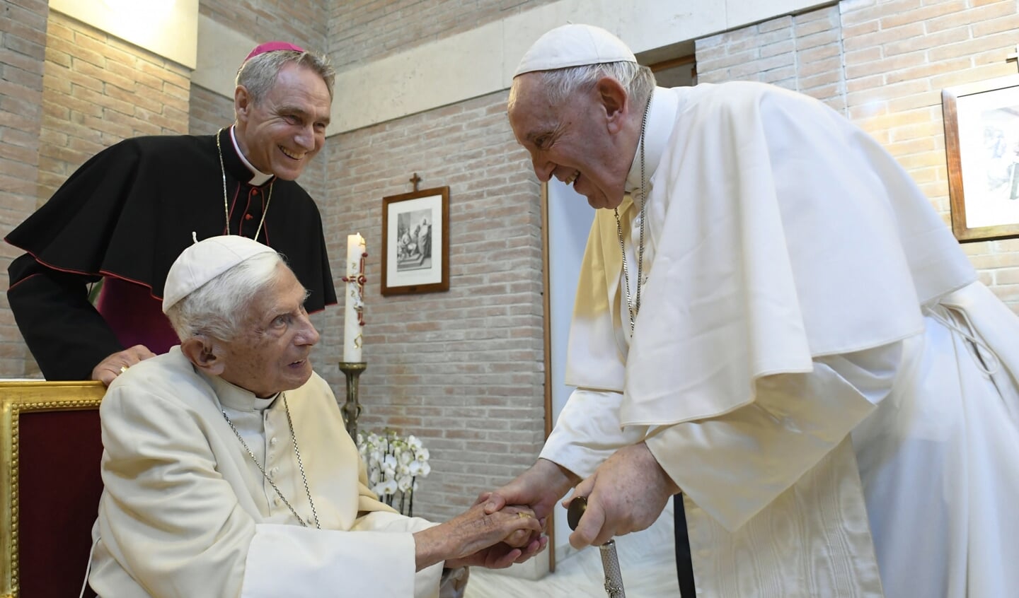 Paus Franciscus bezocht op 27 augustus met 21 nieuwe kardinalen zijn voorganger, emeritus-paus Benedictus XVI in de kapel van het klooster Mater Ecclesiae, waar Benedictus sinds zijn aftreden als paus woont, gelegen in de tuinen van het Vaticaan.