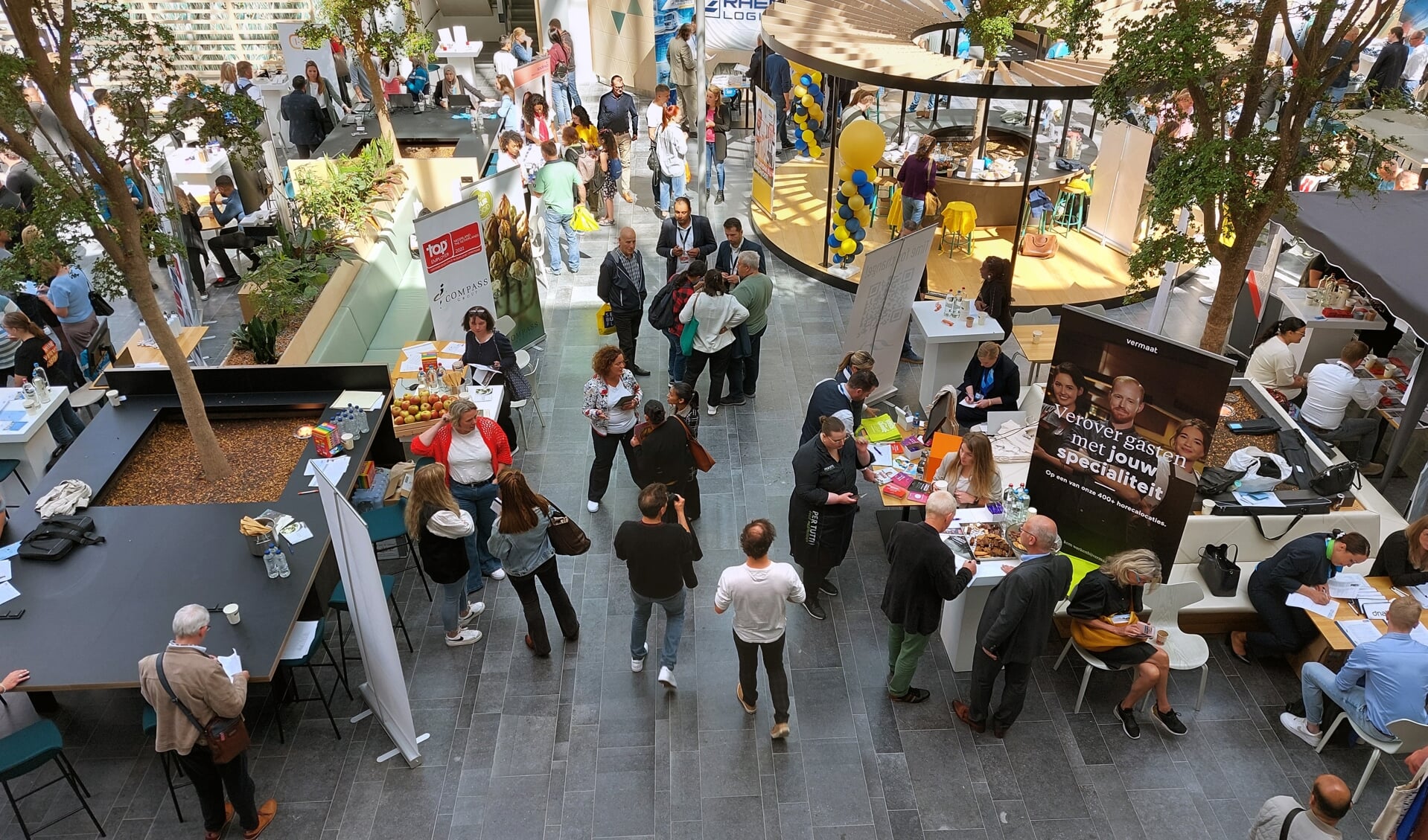 Een banenmarkt voor het werven van personeel voor beveiliging, bagageafhandeling, schoonmaak, catering en horeca.