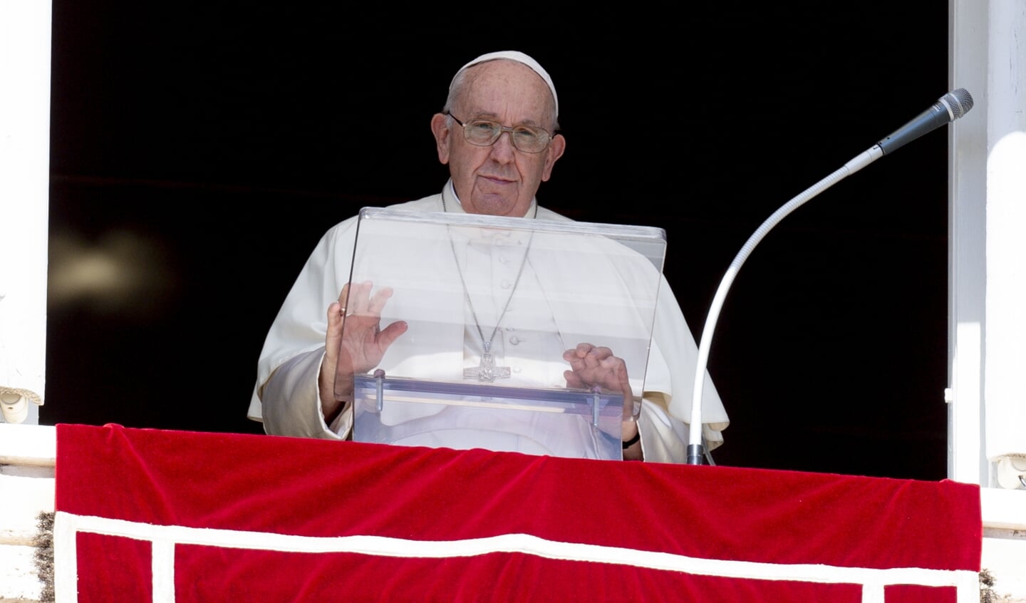 Paus Franciscus tijdens zijn oproep tot een staakt-het-vuren vanuit het raam dat uitkijkt op het Sint-Pietersplein.