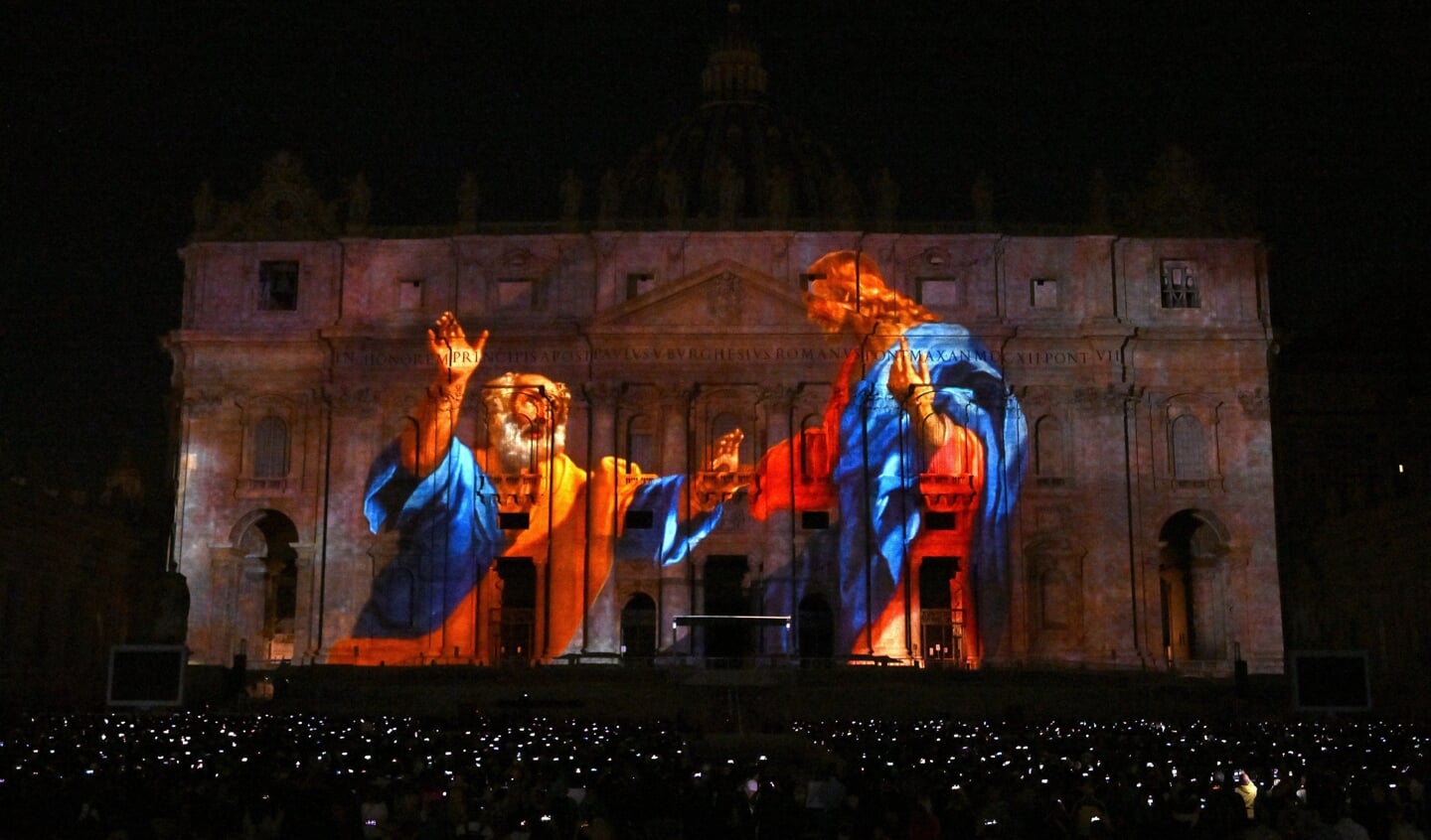 Deel van de lichtshow over het leven van de apostel Petrus dat twee weken lang elke avond tussen 21 en 23 uur op de voorgevel van de Sint-Pieter wordt geprojecteerd.