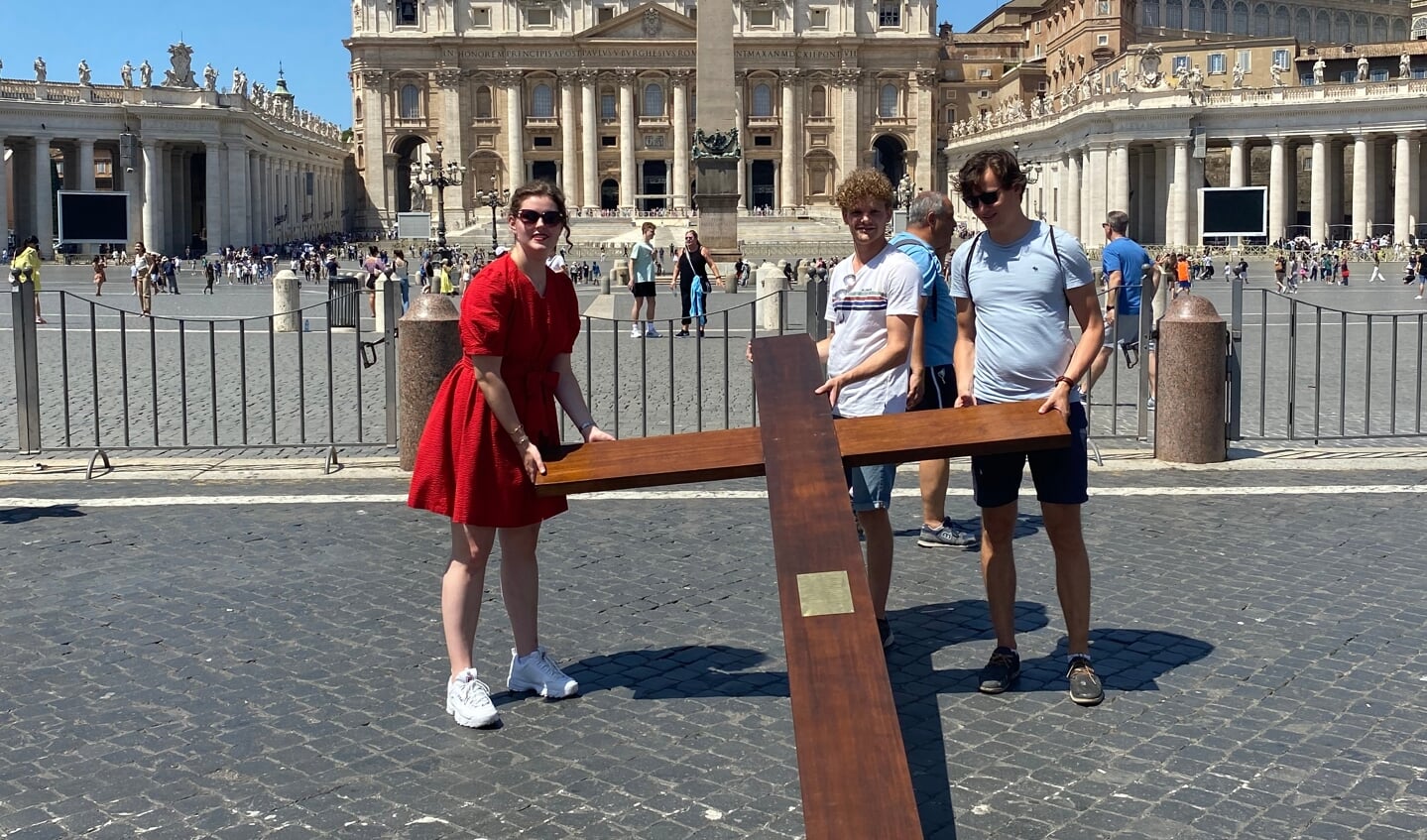 Nederlandse jongeren gingen naar Rome om het Nederlandse WJD-kruis te laten zegenen.