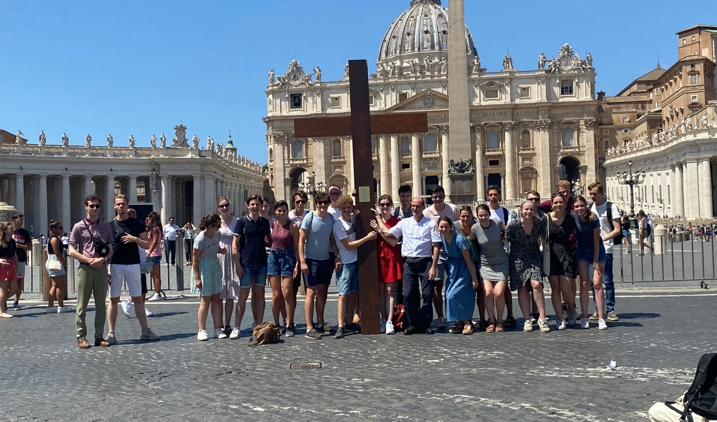 Nederlandse jongeren gingen naar Rome om het Nederlandse WJD-kruis te laten zegenen. 

