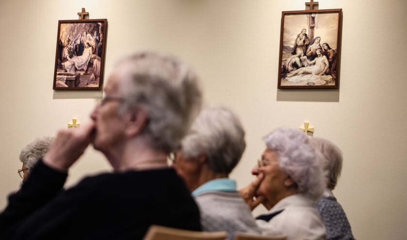 Kleine schilderijen aan de wand stellen de kruisweg voor.