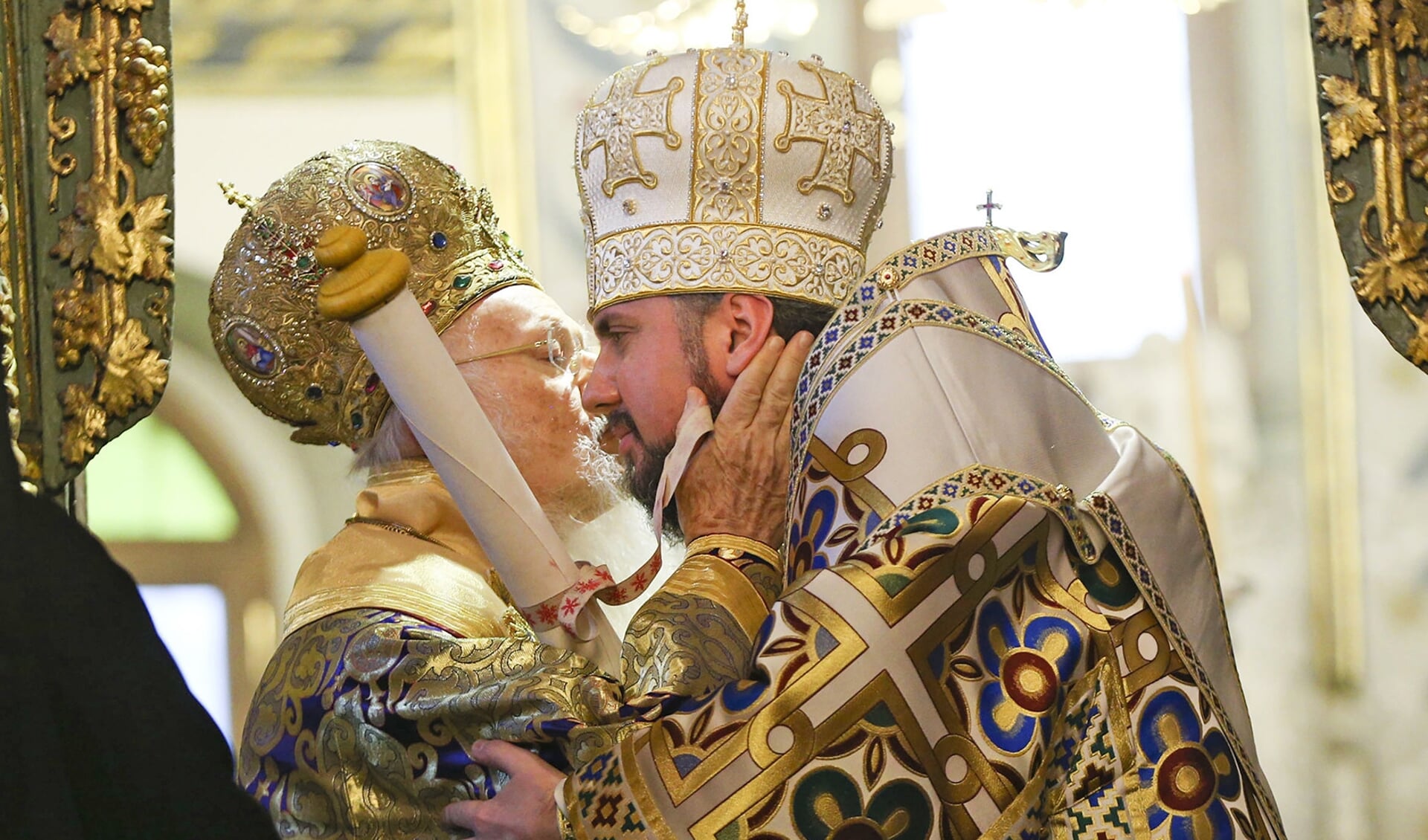Bartholomeus (l) overhandigt de tomos aan 'Epifaniy', waarmee hij de Oekraïense kerk zelfstandigheid toekent.