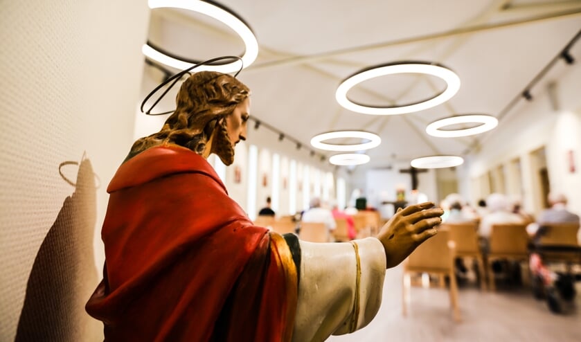 Lampen hangen als aureolen aan het plafond.