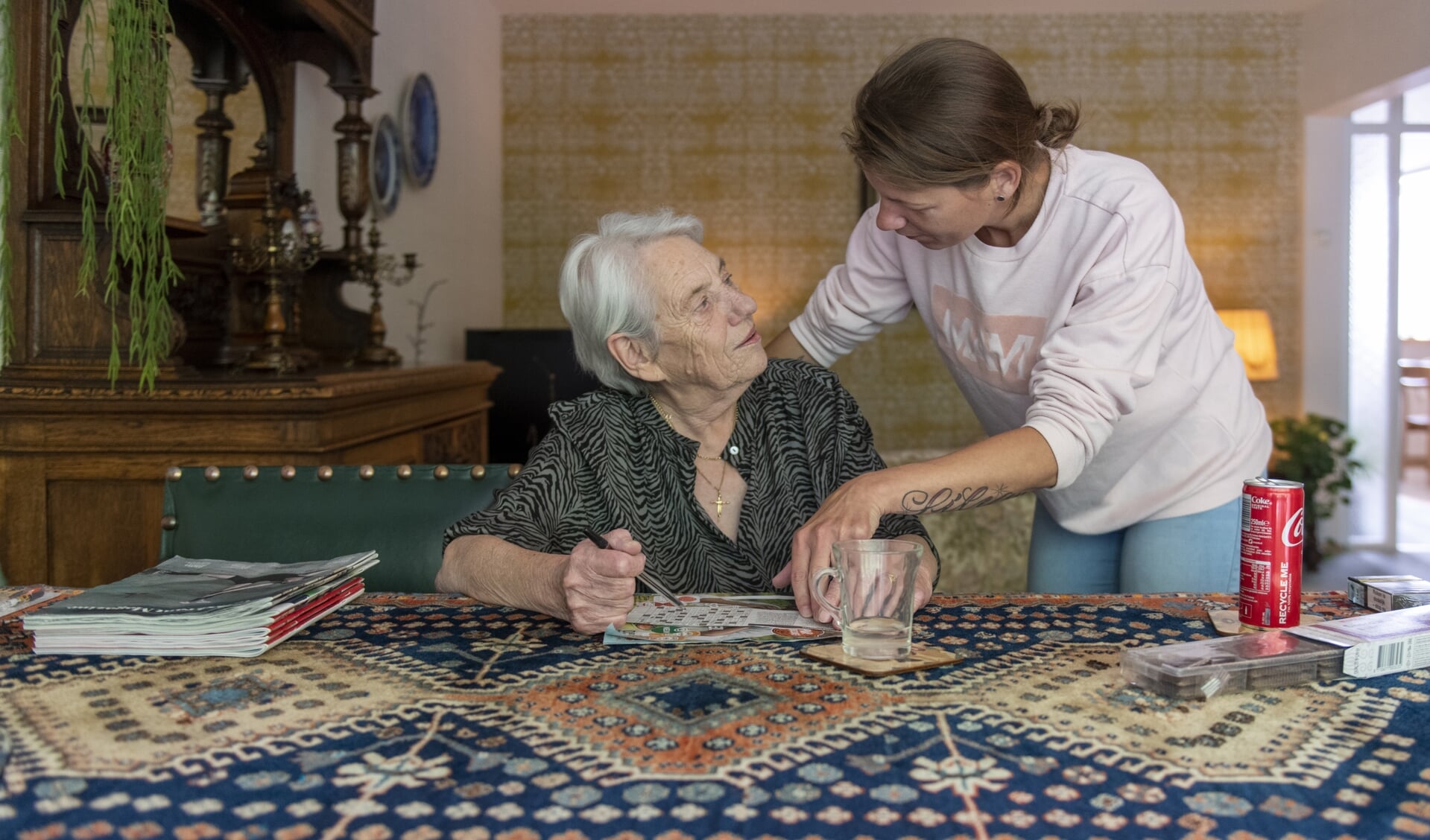 Minder professionele zorg, meer zorg door de samenleving. Samen zorgen voor oma, de buurvrouw of die vrouw die altijd naast je in de kerk zit. Dat staat prachtig op papier. De praktijk is echter weerbarstig.