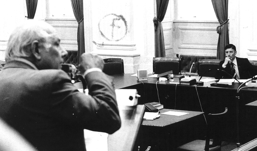 Minister-president Dries van Agt luistert naar oppositieleider Joop den Uyl, juni 1978.