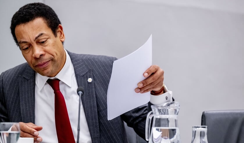 Minister Franc Weerwind wil wel proberen het verbod op ‘ongerichte’ gokreclame te versnellen, maar kan niet beloven dat het lukt.