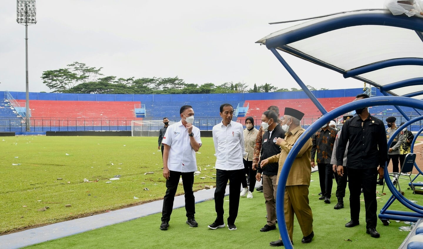 De Indonesische president Joko Widodo (midden) bezocht woensdag het stadion waar de ramp plaatsvond.