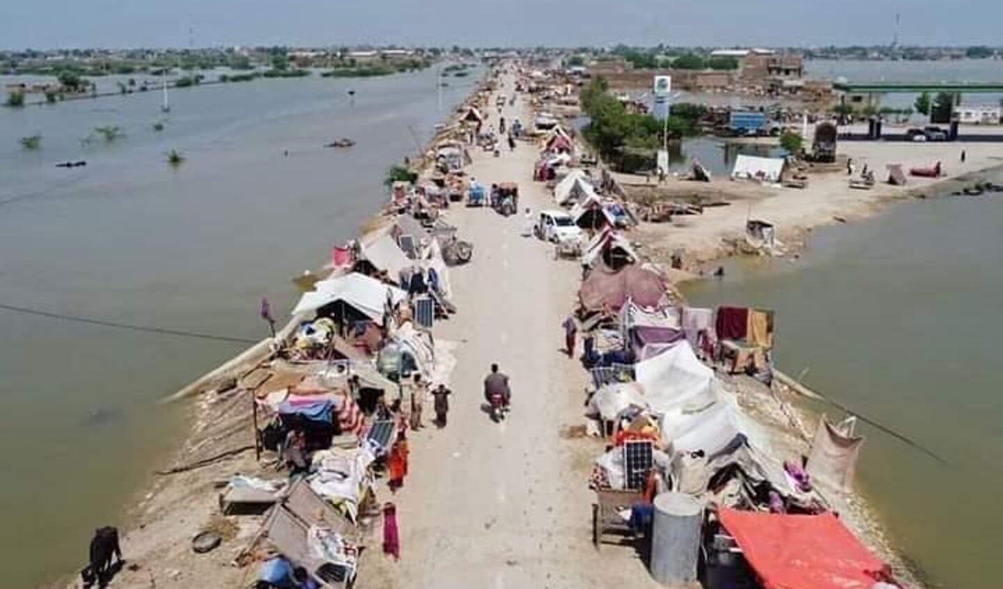 Pakistanen hebben toevlucht gezocht tot een ‘landingsstrip’ tussen het water.