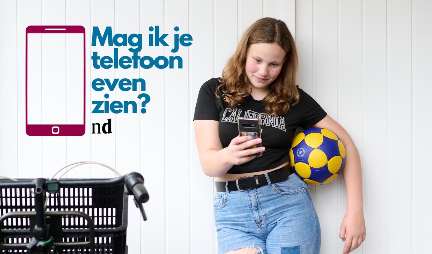 Michelle de Boer (12) houdt onder andere erg van Formule 1 en korfbal. Ze laat haar telefoon zien aan een journalist van het Nederlands Dagblad.