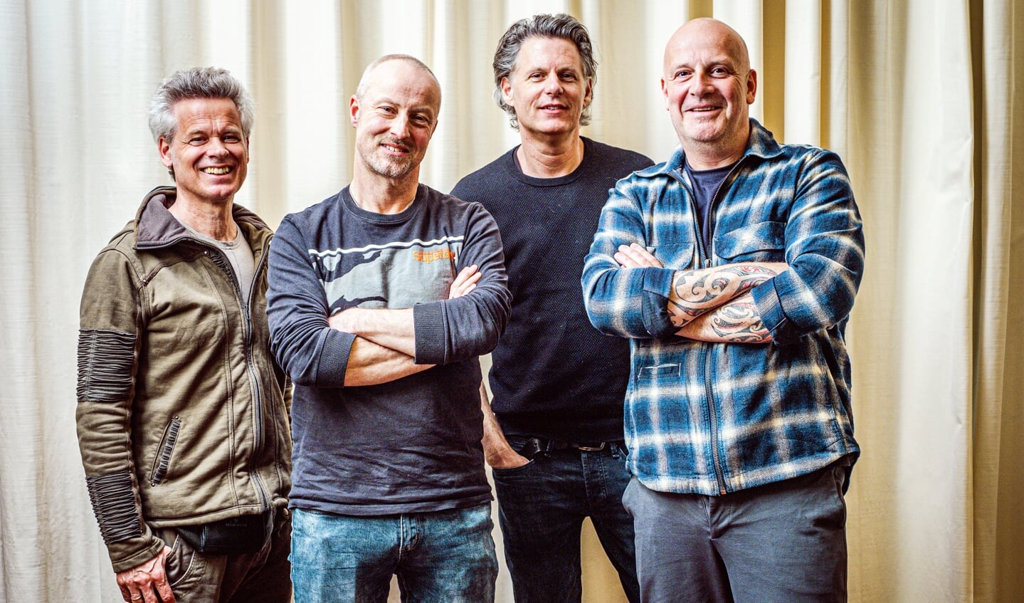 De bandleden van Blöf zijn Paskal Jakobsen (zanger/gitaar, rechts), Bas Kennis (toetsen/gitaar, tweede van rechts), Peter Slager (bas, tweede van links) en Norman Bonink (drums, sinds 2001, links).