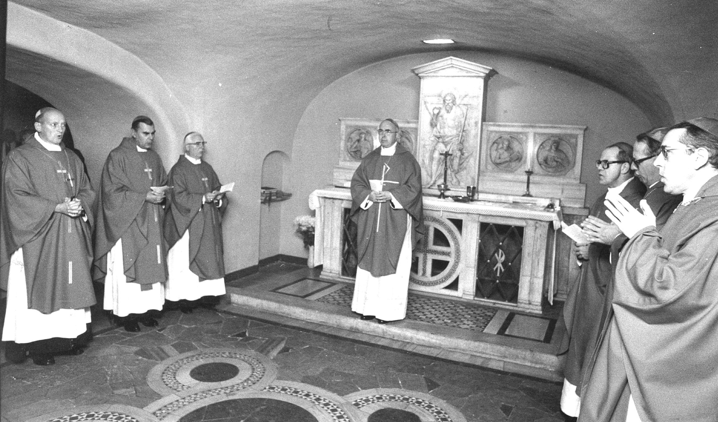 De Nederlandse bisschoppen vieren de eucharistie bij het graf van Petrus (1977). Van links naar rechts: Moller, Bluyssen, Zwartkruis,  Willebrands (kardinaal), Ernst, Simonis en Gijsen.