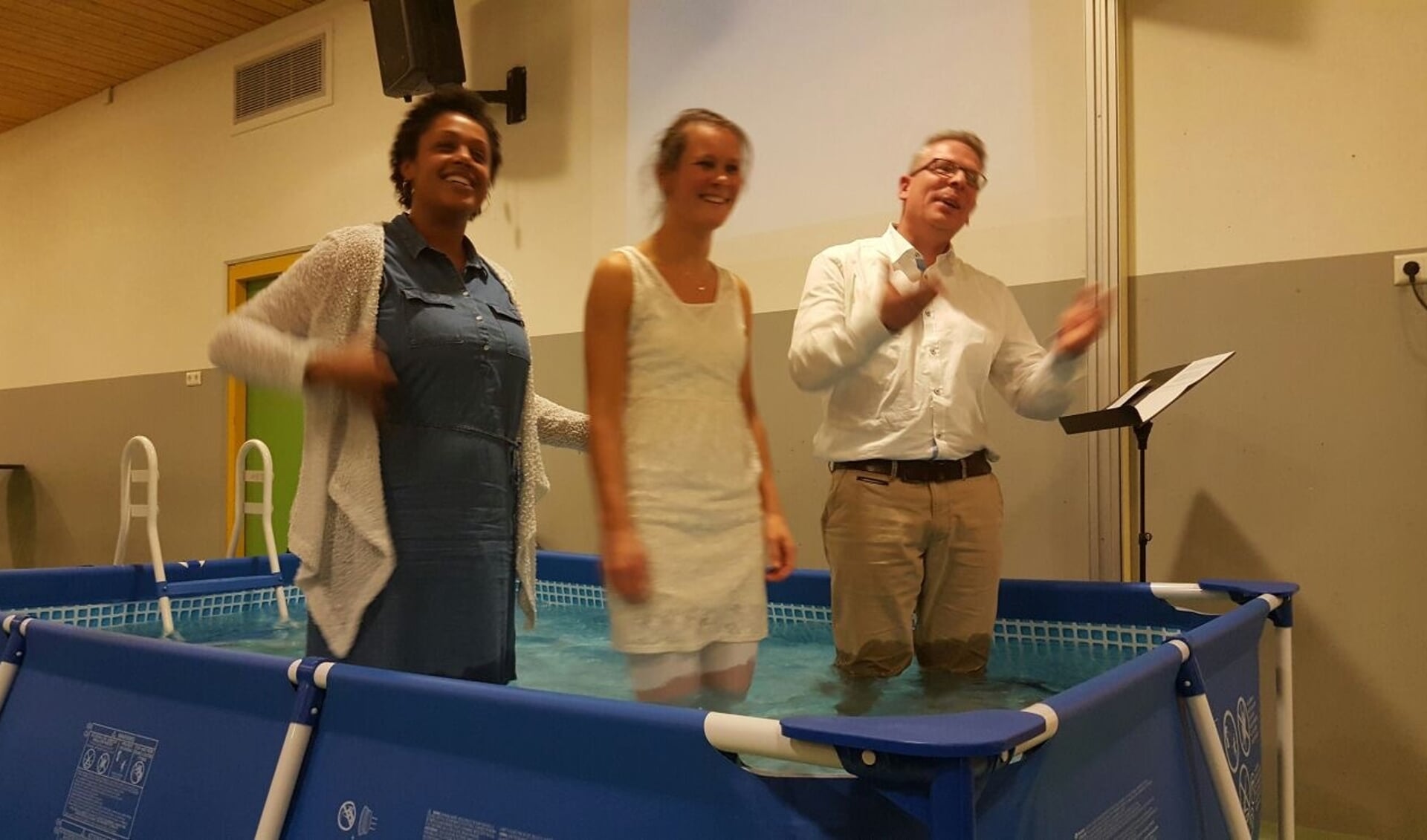 De doopvernieuwing van Hester Boot in de Crosspoint-gemeente in Nieuw-Vennep.