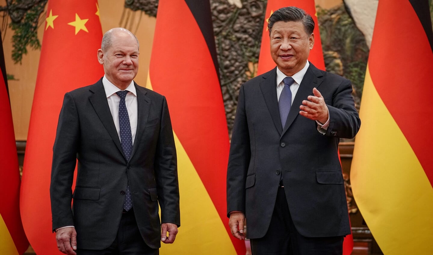 De recente ontmoeting van de Duitse bondskanselier Olaf Scholz (links) met Xi Jingping (rechts) was ongelukkig. Zijn 'Alleingang', zonder andere Europese leiders, laat zien dat Europa verdeeld is als het gaat om China.