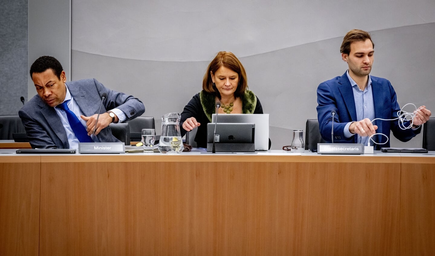 Minister Franc Weerwind (Rechtsbescherming) en staatssecretaris Maarten van Ooijen (Jeugdzorg) tijdens het debat wetgevingsoverleg Jeugd in de Tweede Kamer, waarbij zijn ook diverse jeugdzorgprofessionals aanwezig zijn.