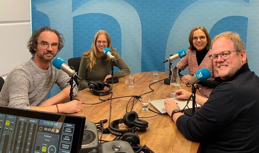 Kirsten Alblas (tweede van links) is te gast bij de podcast Dick en Daniël Geloven het Wel