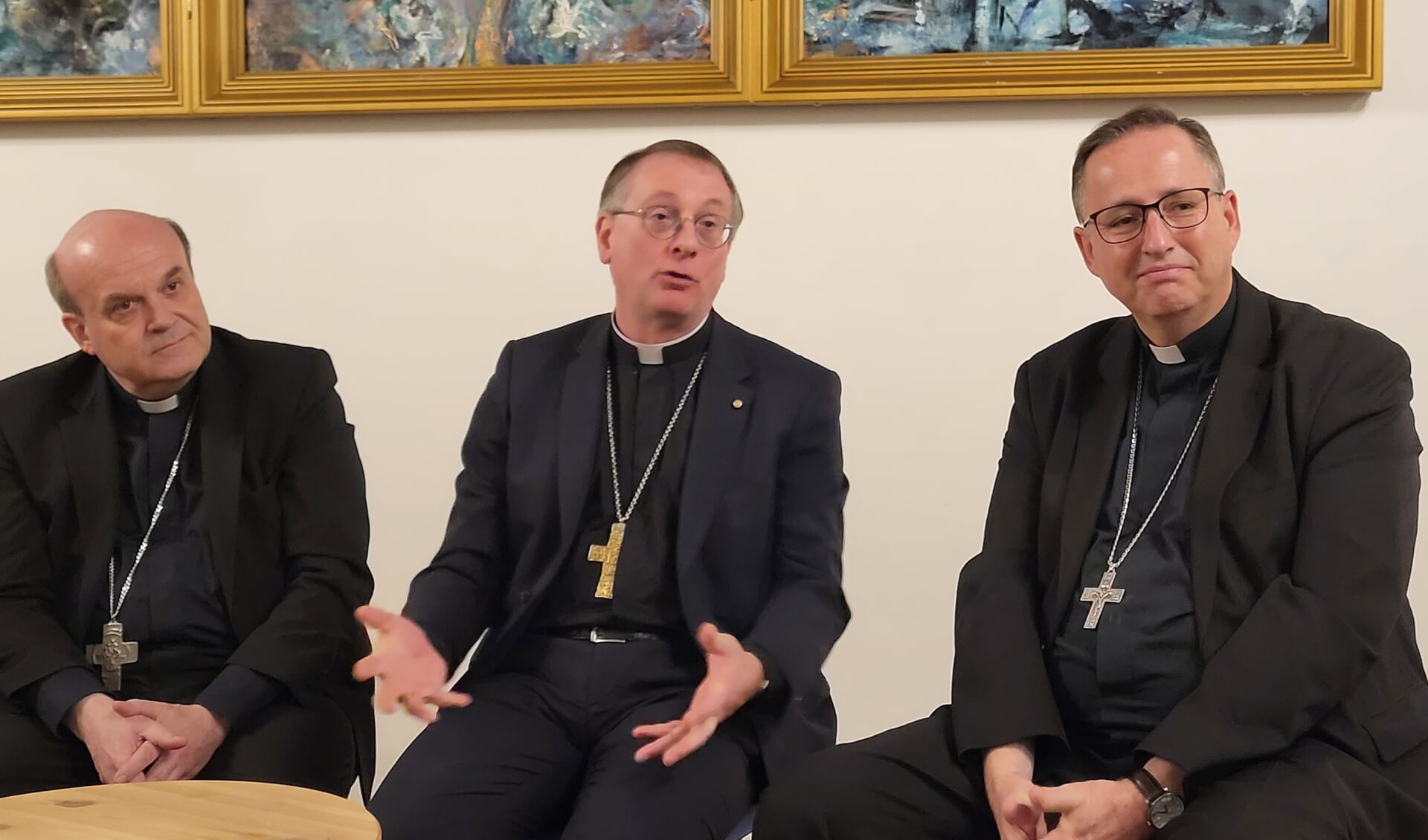 De bisschoppen Hans van den Hende (links), Ron van den Hout (midden) en Herman Woorts (rechts) tijdens de persconferentie maandagavond in de Friezenkerk vlak bij het Vaticaan.