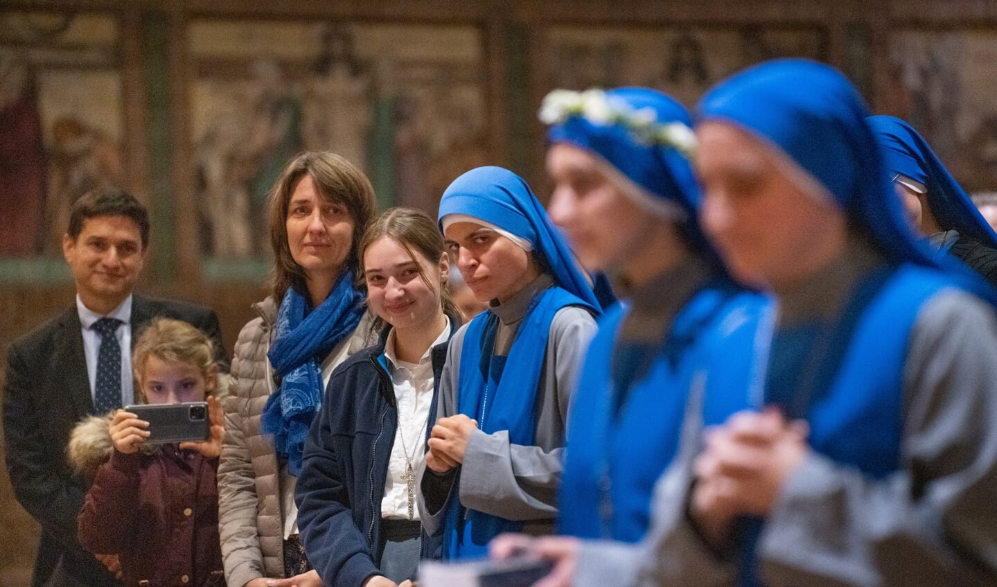 Rechts de nieuwe bruid van Christus (met krans), naast haar van rechts naar links haar begeleidster, zus Raquel, moeder Hadewijch, zus Tamar (met camera) en vader Jorge.