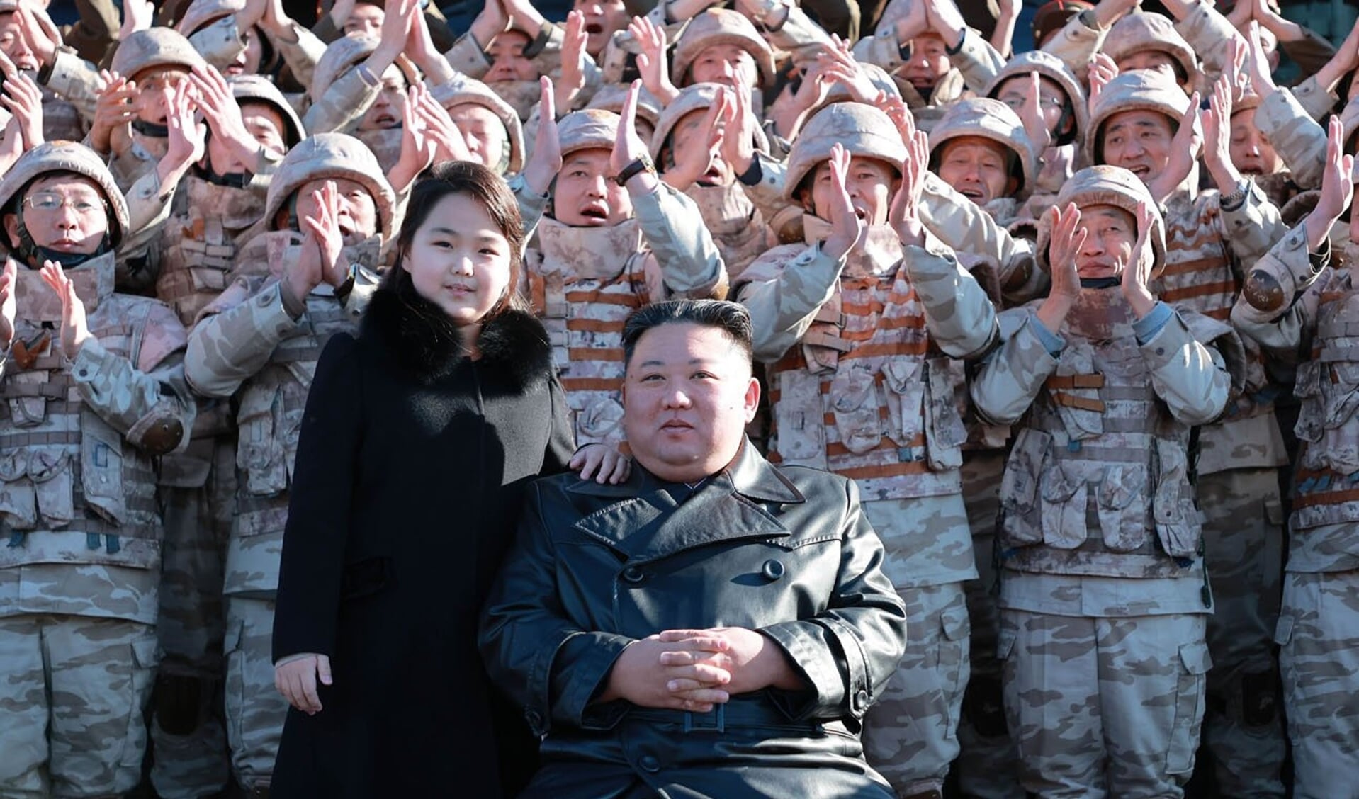 De Noord-Koreaanse leider Kim Jong-un met zijn tienerdochter Ju Ae bij de langeafstandsraket Hwasong-17, op een foto van staatspersbureau KCNA.
