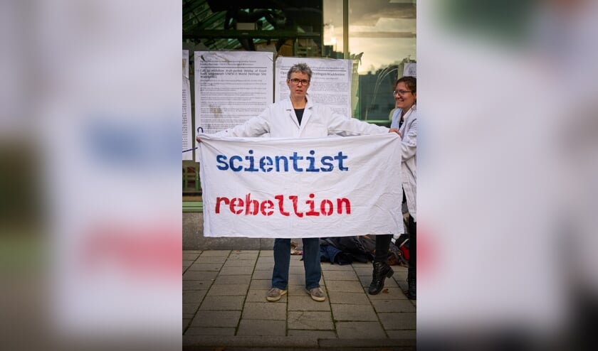 Marjan Smeulders tijdens een protestactie bij het Ministerie van Economische Zaken en Klimaat tegen nieuwe gasboringen onder de Waddenzee.
