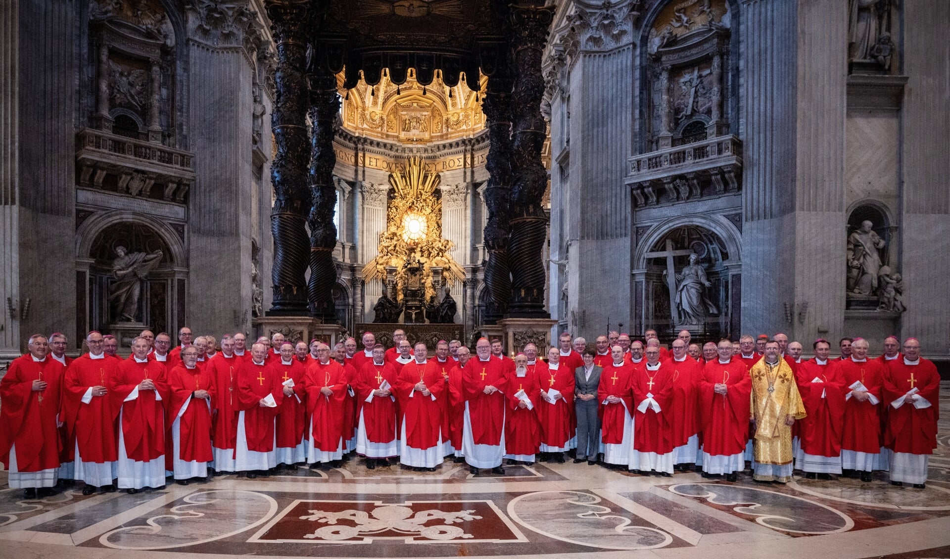 De 62 Duitse bisschoppen ter gelegenheid van hun ad-liminabezoek in de Sint-Pietersbasiliek in Rome.