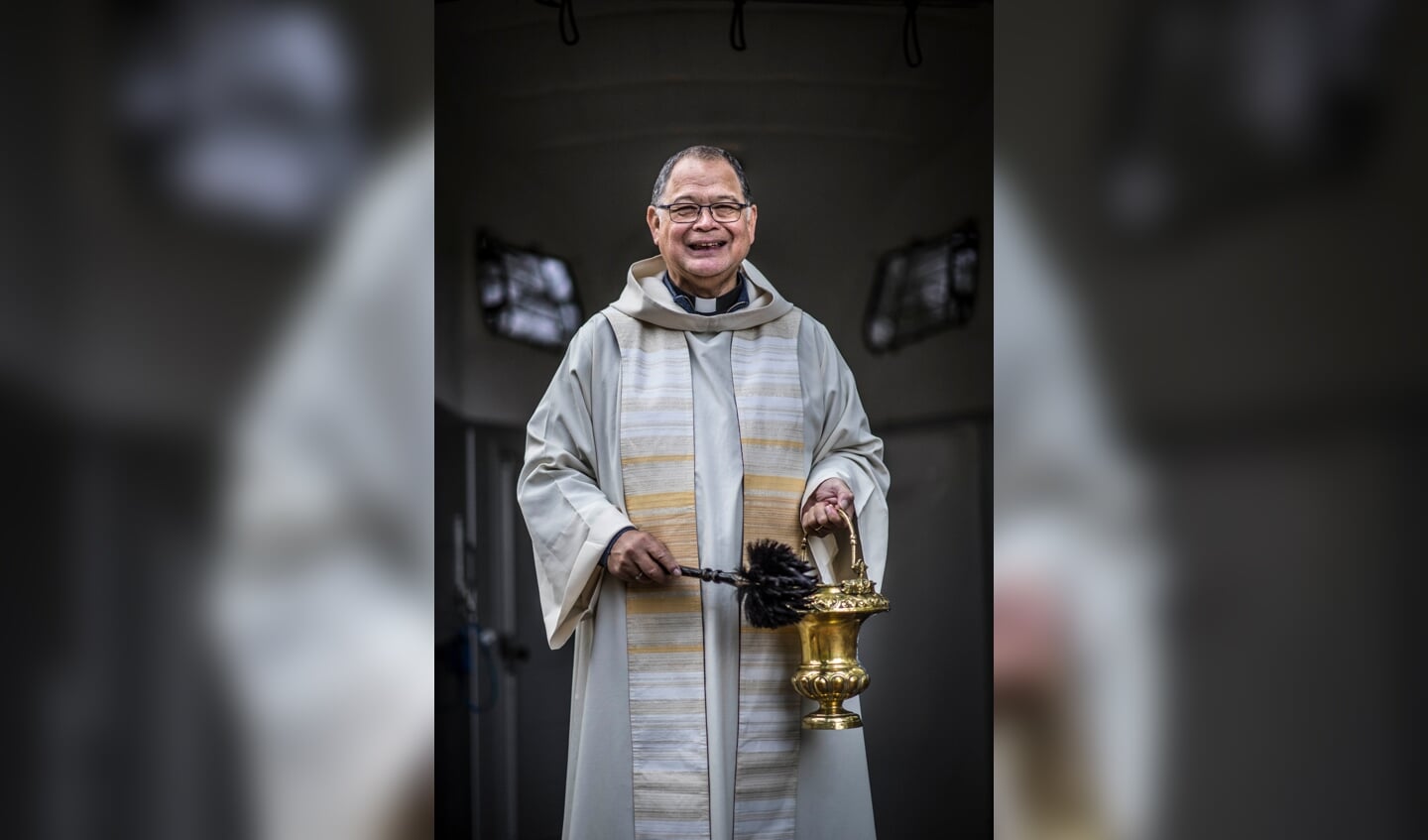 Pastoor Ton Huitink reist soms op een dag meer dan honderd kilometer om zijn parochianen, verspreid over zestien kerken, te bezoeken.