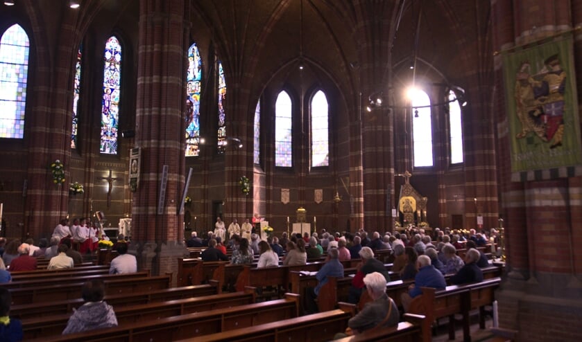 De Antoniuskerk in Dordrecht is een van de grootste zes rooms-katholieke kerken in de regio Drechtsteden. Het warm stoken van de kerk kost de parochie te veel geld.