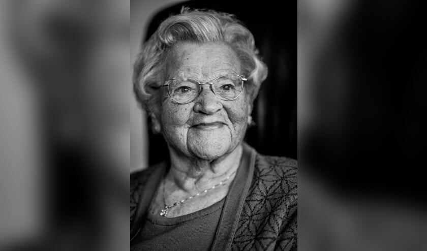 De 105-jarige Annie van Laarhoven is één van de honderdplussers die Humberto Tan interviewde en fotografeerde. 