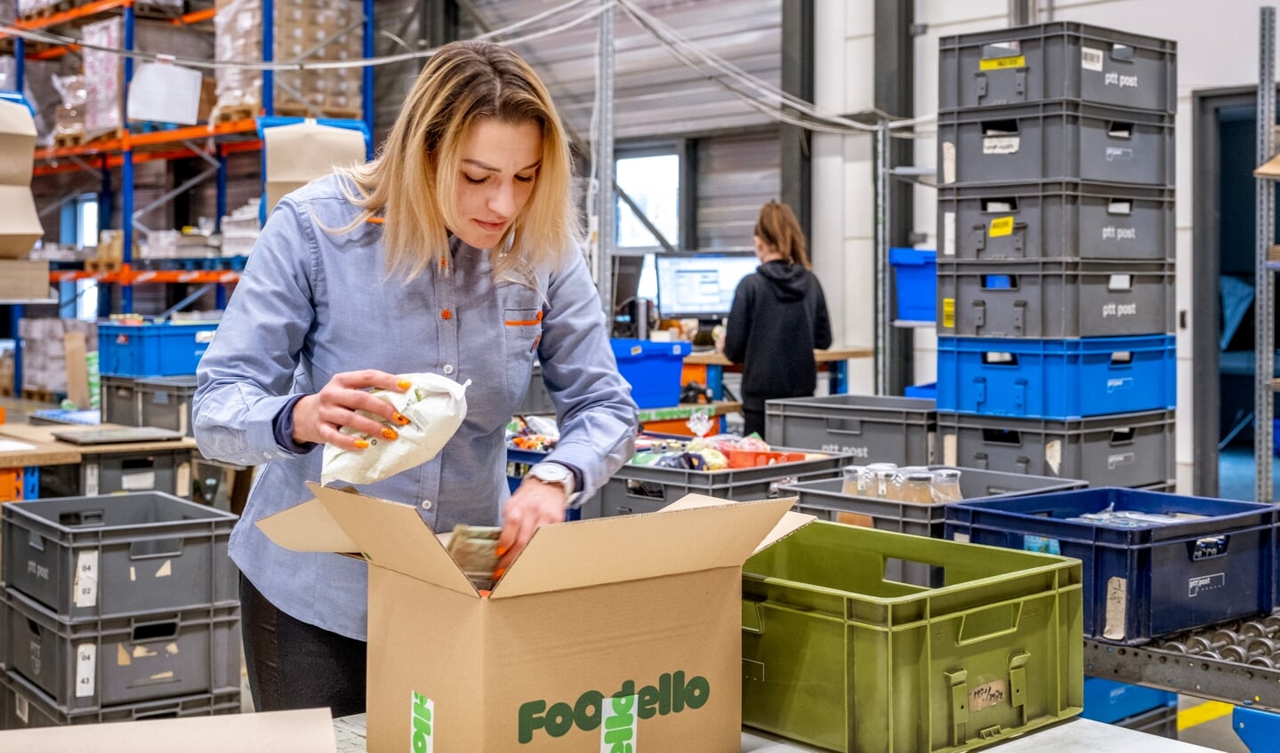 In Zaandam wordt voedsel ingepakt voor de online bestellingen die worden gedaan bij Foodello. 