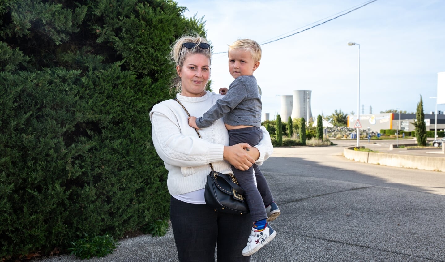 Sixtine Jignon, met haar zoontje Nael, woont nabij de kerncentrale van Saint-Paul-Trois-Châteaux. Ze voelt ongemak over het gebrek aan informatie.