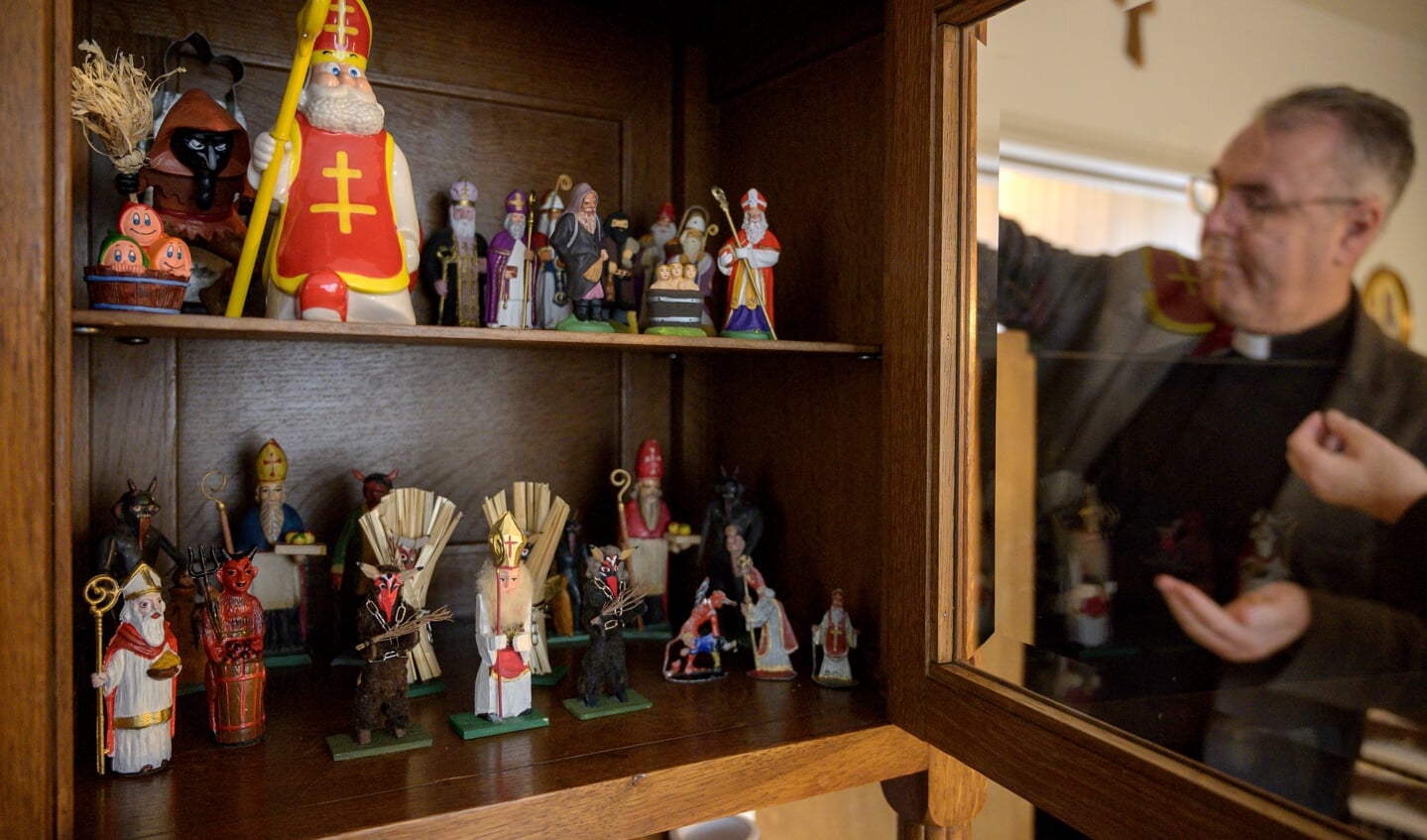 In zijn pastorie heeft pastoor Marcus Vankan een uitgebreide collectie poppetjes, beelden en merchandise.
