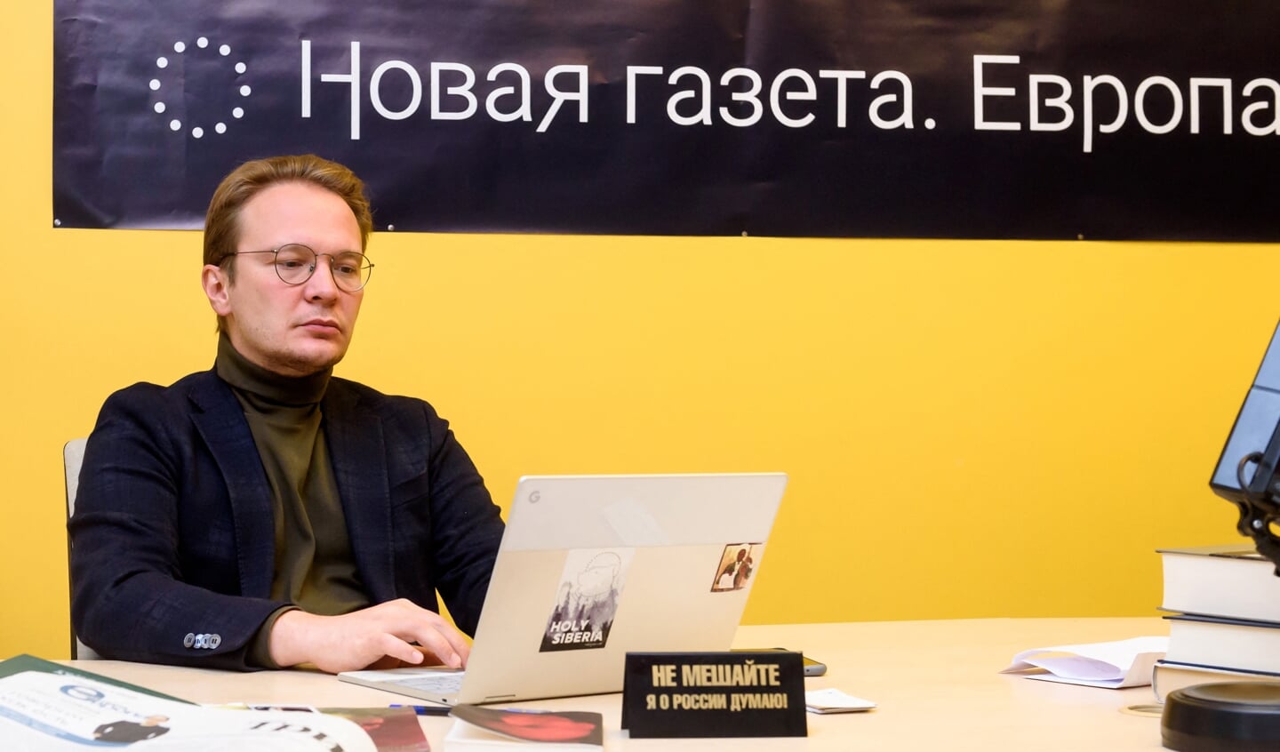 Kirill Martynov, adjunct-hoofdredacteur van Novaya Gazeta, aan het werk in Riga, de hoofdstad van Letland, waar de kritische krant naar toe vluchtte.