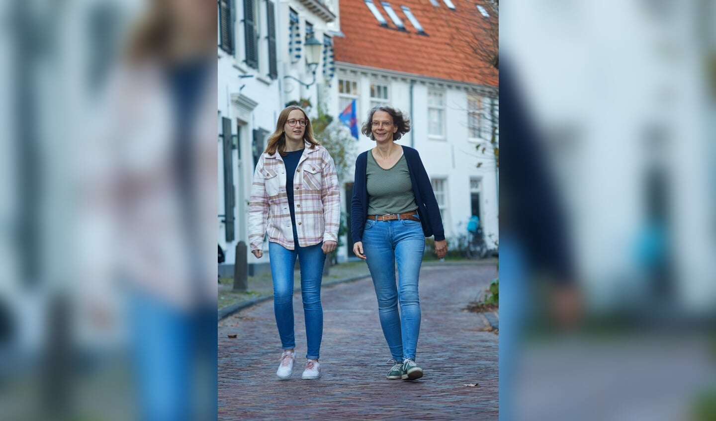 Dochter en moeder Julie en Eline de Boo schreven samen een boek voor moeders en hun tienerdochters. Eline: ‘We hopen dat het boek inspireert en aanmoedigt om met elkaar in gesprek te gaan.’