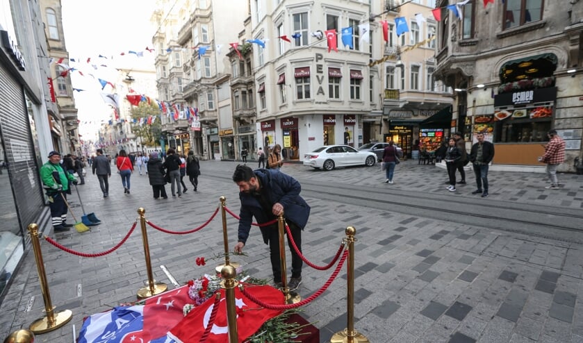 Burgers leggen bloemen bij de plek van de aanslag op13 november in de Turkse stad Istanboel. Turkije geeft de Koerden in Noord-Syrië en Noord-Irak daarvan de schuld.