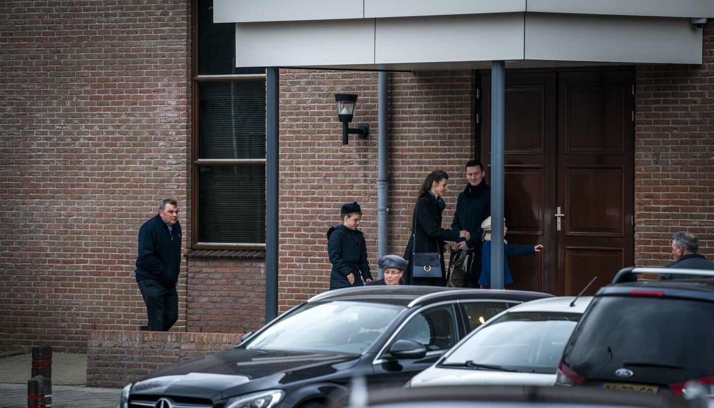Kerkgangers betreden de Sionkerk, de Gereformeerde Gemeente op Urk. Het lijkt erop dat de refozuil liever mensen ziet vertrekken dan open in gesprek te gaan.