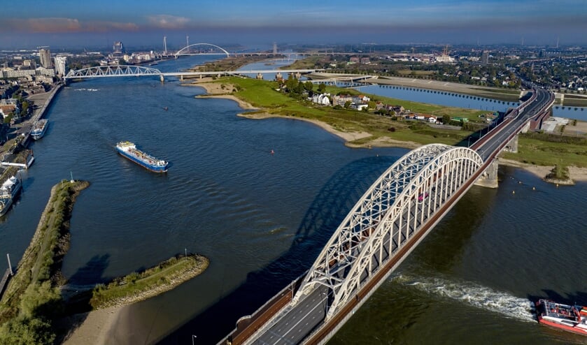 Via de rivieren en de zee staat Nederland in nauw contact met de buitenwereld. Dat tekent zijn geschiedenis.