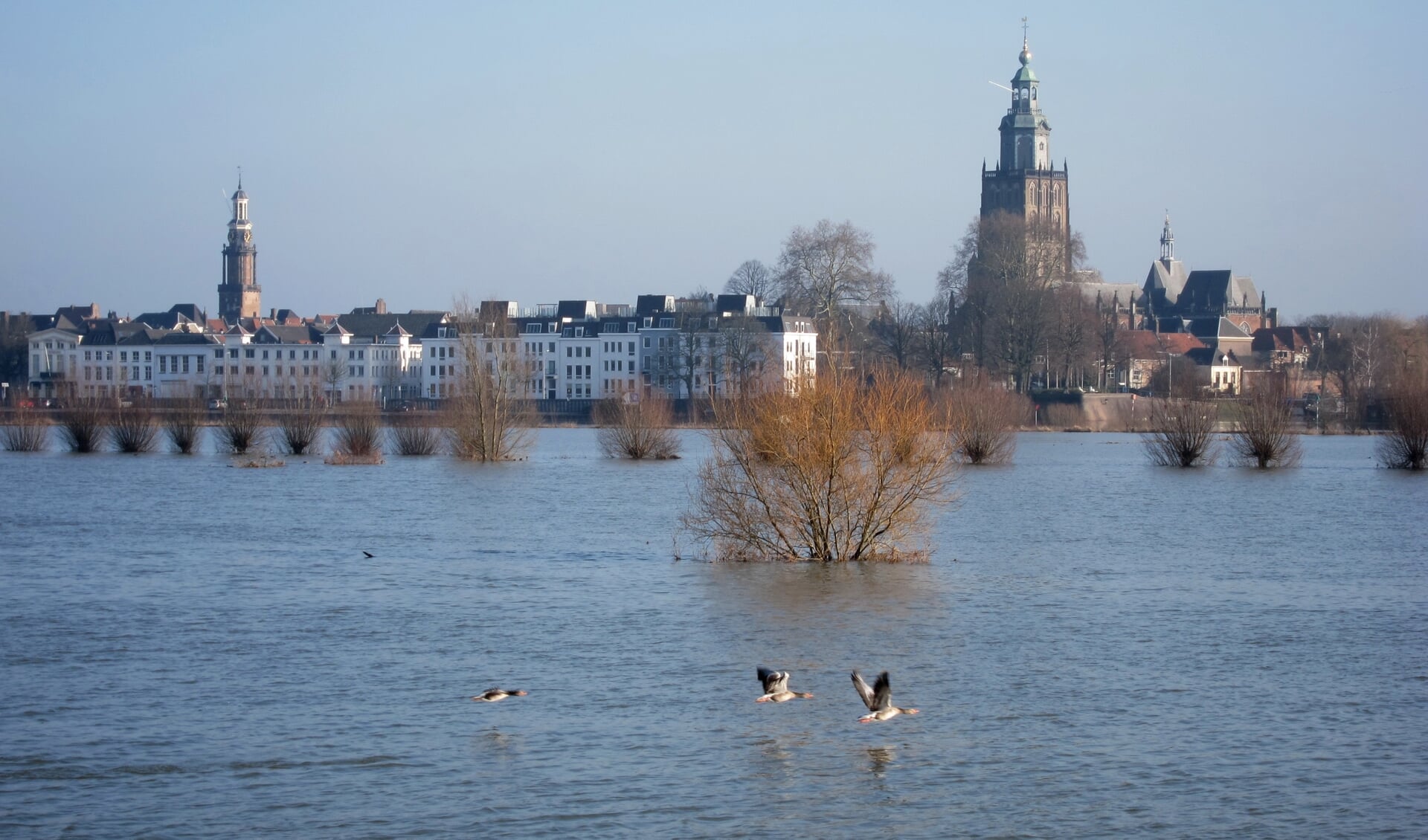 De IJssel bij Zutphen met rechts de toren van de Walburgiskerk.