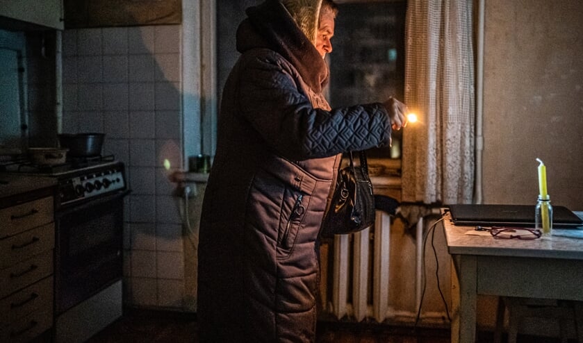 Stefania Seidlat (66) steekt in haar keuken een kaars aan. De verwarming is uitgevallen.