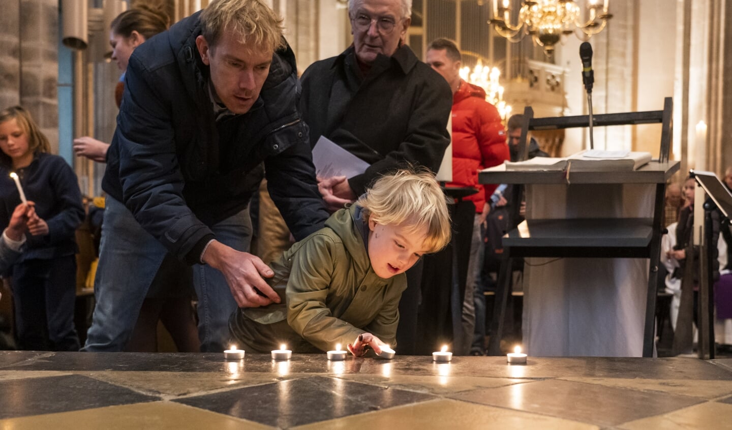 In een herdenkingsdienst in de Domkerk wordt vlak voor de openingsceremonie van het WK voetbal stilgestaan bij de arbeiders die zijn omgekomen door de bouw van de stadions in Qatar. Na de zegen kan iedereen voor in de kerk een kaarsje aansteken.