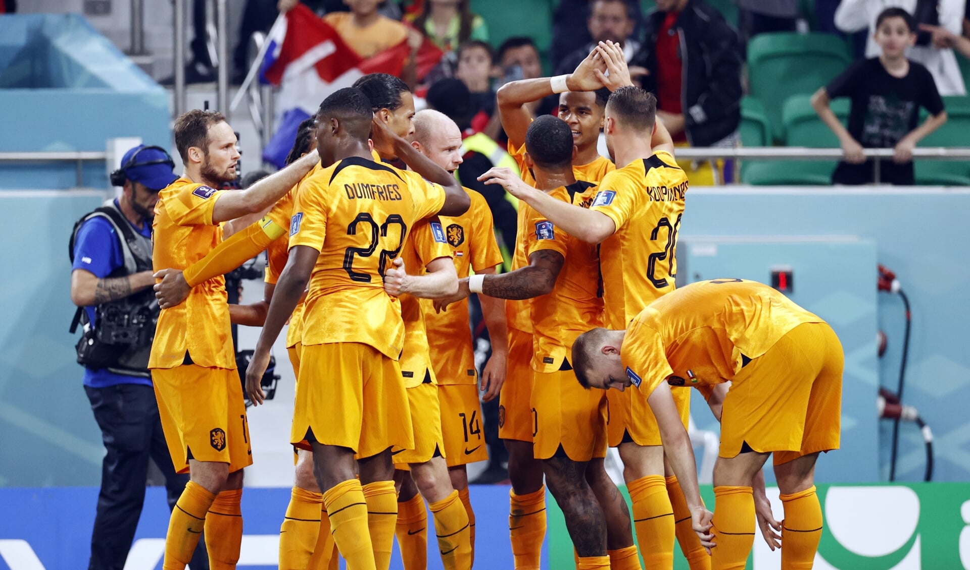 Oranje viert de 0-1 van Cody Gakpo tijdens de eerste wedstrijd op het WK.