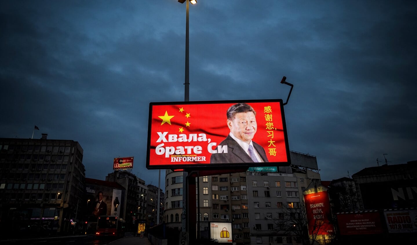 China investeert veel op de Balkan. Op dit billboard in Servië wordt 'broeder' Xi Jinping, de Chinese president, bedankt.