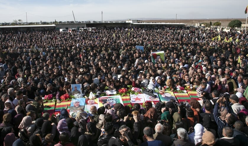 Nabestaanden en duizenden andere Koerden bij de begrafenis van elf slachtoffers van de Turkse aanvallen bij Derik (al-Malikiyah, provincie Hasakah) in het door het Koerdische zelfbestuur beheerste noordoosten van Syrië. 