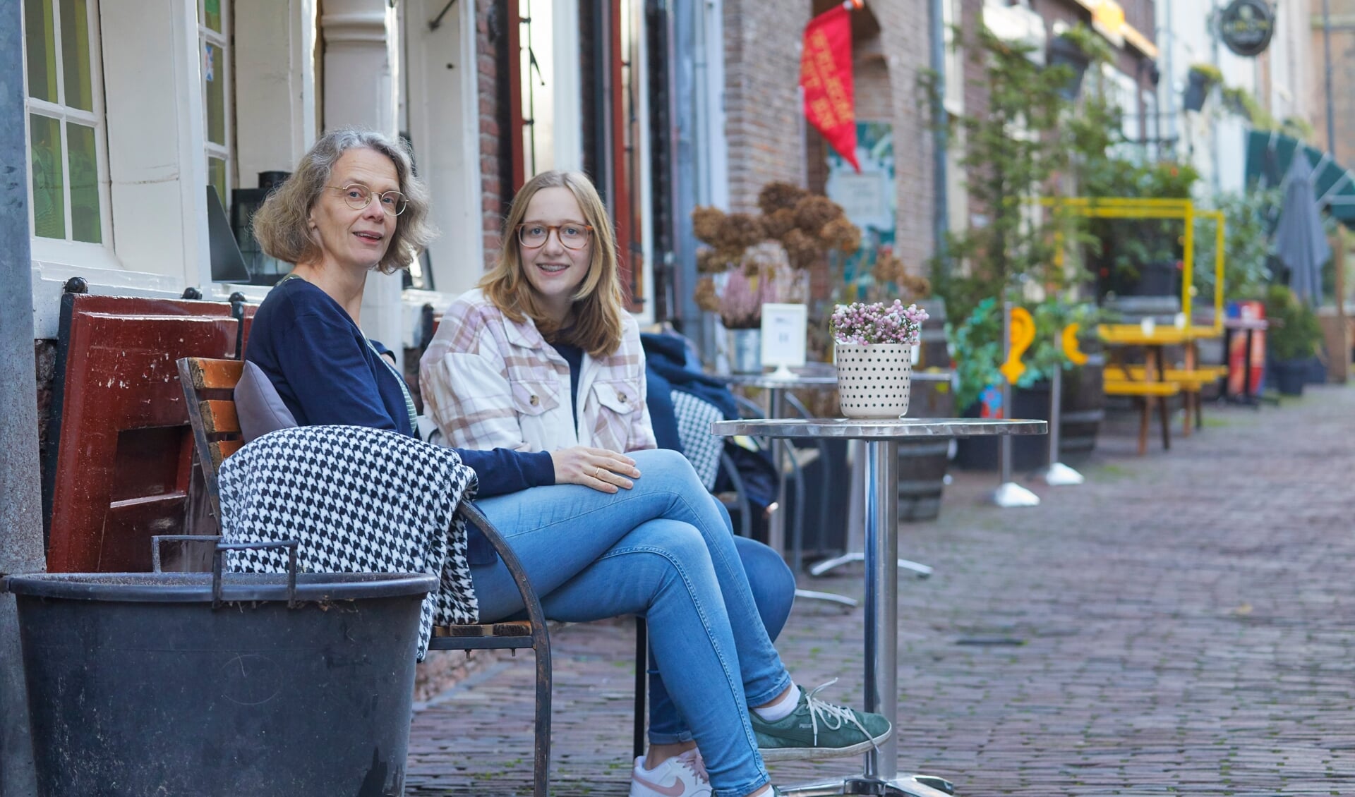 Moeder en dochter Eline en Julie de Boo. Julie: 'Mijn moeder praat veel. Soms geeft ze de rest van de familie dan te veel informatie over mij.'