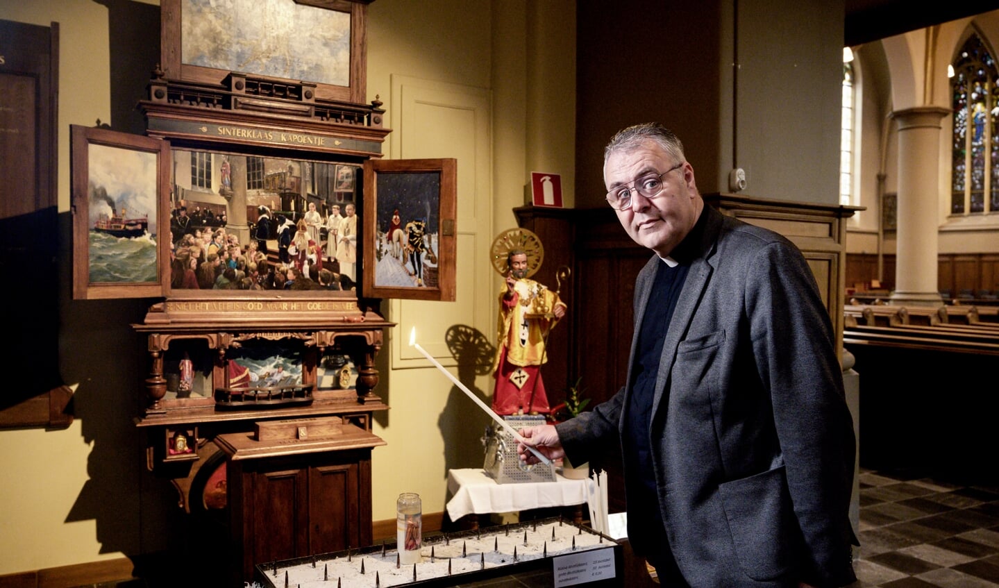 Pastoor Marcus Vankan heeft veel kennis over de Heilige Sint Nikolaas. In zijn kerk is een altaarschildering met moderne sinterklaastaferelen.
