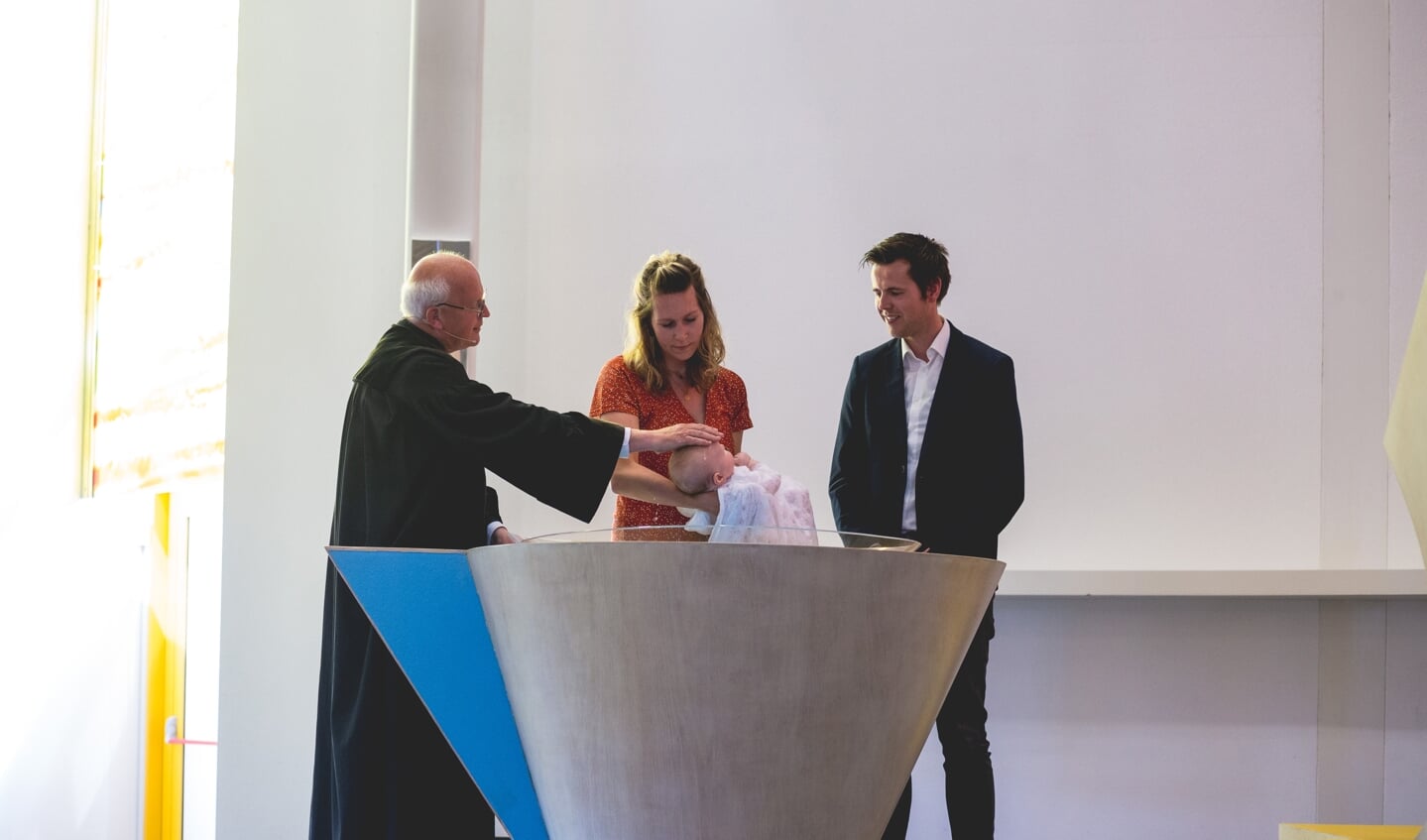Vigo Kamphorst wordt gedoopt in kerkgebouw De Fontein in Nijkerk.