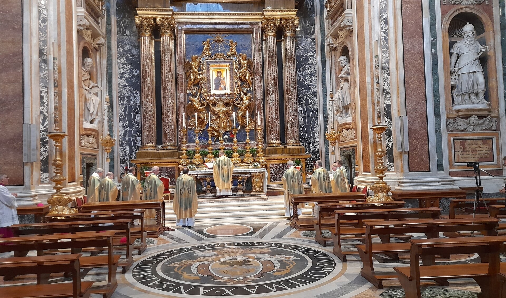 Bisschop Jan Hendriks ging woensdagochtend voor in de euchristieviering terwijl zijn medebisschoppen concelebreren in de Santa Maria Maggiore. 